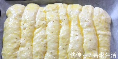 烤盘|懒人面包做法，不用揉面，更不用揉出膜，面包一样柔软拉丝