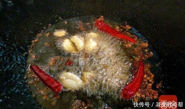 这肉口感似牛蛙,价格不到20一斤,买回来这样炒真巴适