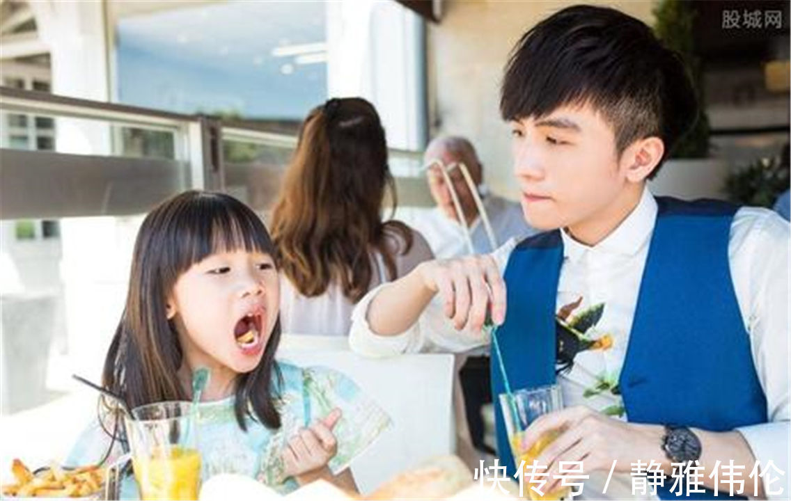 生活质量|哥哥带妹妹逛超市,妹妹买个不停让哥哥无奈:除了宠着还能怎么办