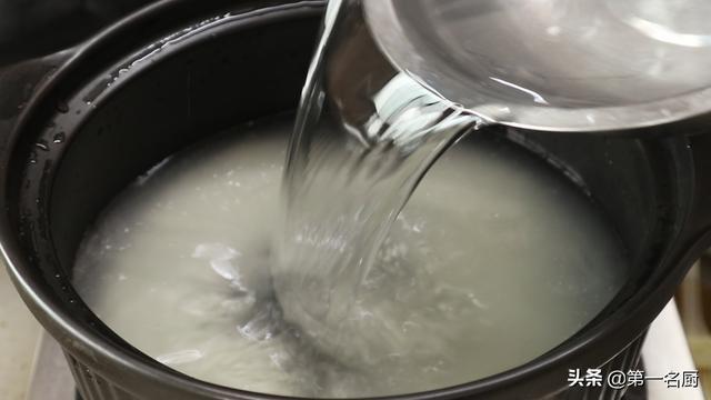 皮蛋瘦肉粥怎样做才好喝试试这个家常做法,滑嫩入味,越喝越香