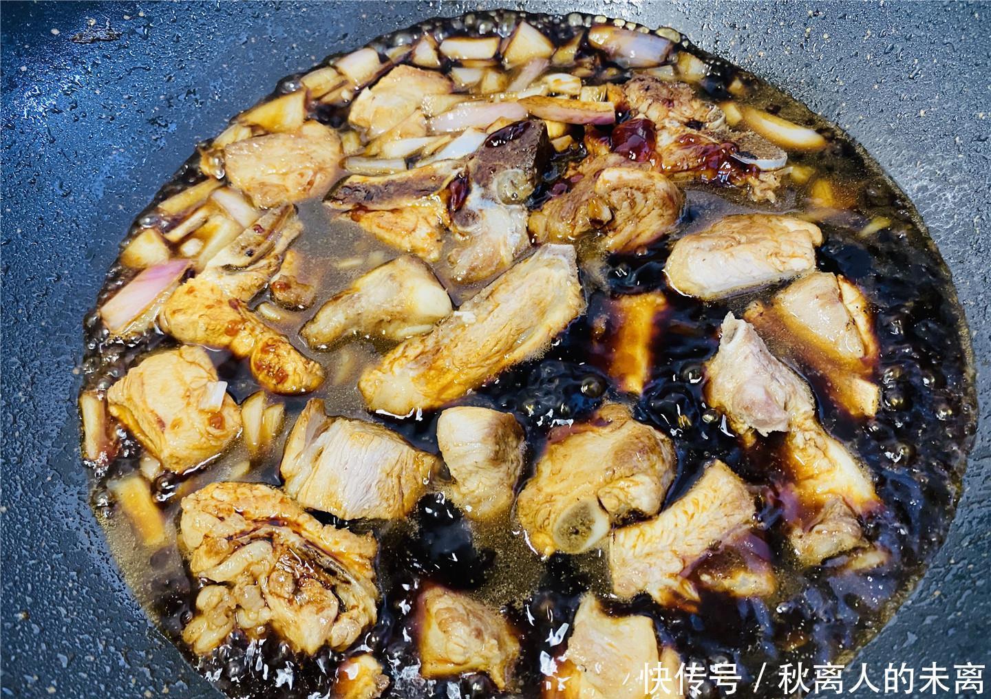 蚝油3勺|有肉有菜烹饪简单,超好吃的排骨腊肠焖饭,厨房小白也能轻松驾驭