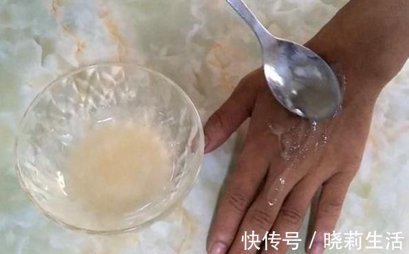 小苏打和蜂蜜放在手心上,解决了大多数女人的烦恼,省钱又实用!