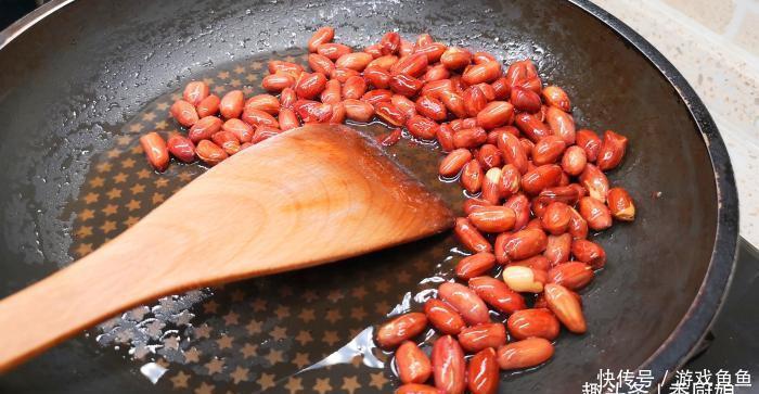 大错特错|炸花生米时,出锅直接撒盐大错特错,教你一招,花生酥脆不返潮