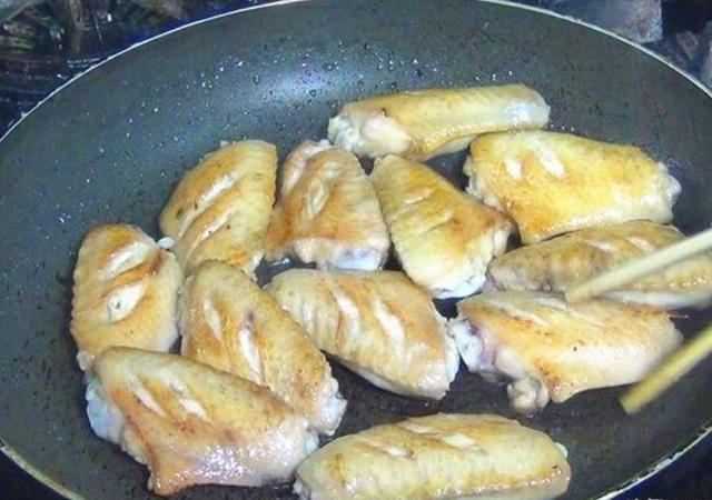 食材|大妈告诉你可乐鸡翅秘诀,只需简单3步,鸡翅外焦里嫩,色泽红亮