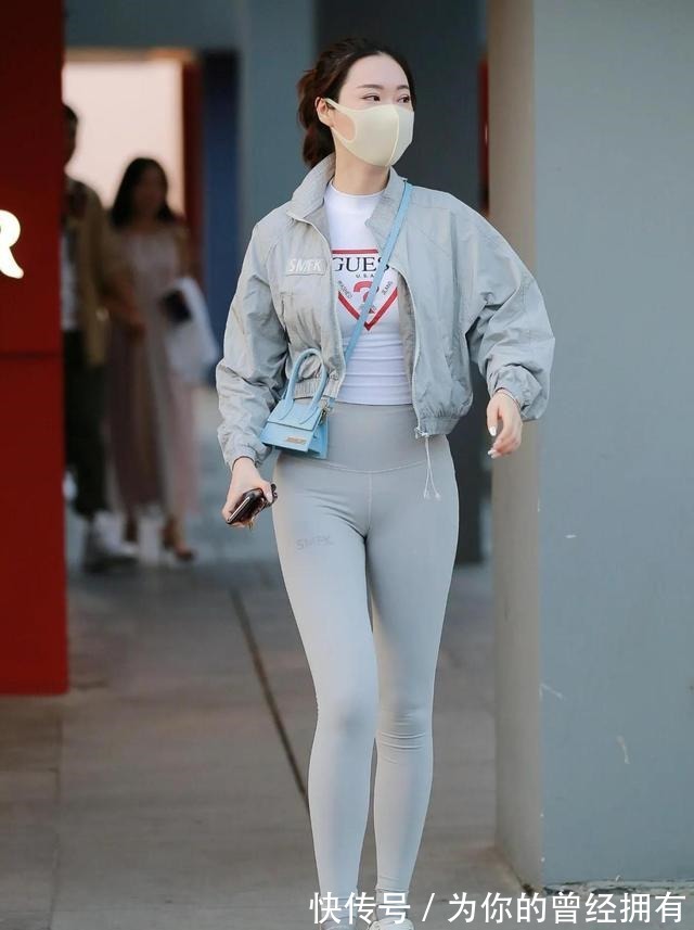 小姐姐 瑜伽裤搭配白色T恤,混搭风格休闲减龄,配牛仔外套,唯美可爱!