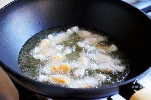 酥脆|冬天,试试红薯的新吃法,酥脆香甜,花钱不多,一口一个真过瘾