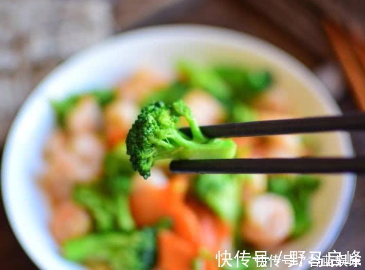 焯水|炒西兰花时不要直接焯水！多加这1步，西兰花又脆又嫩，口感好