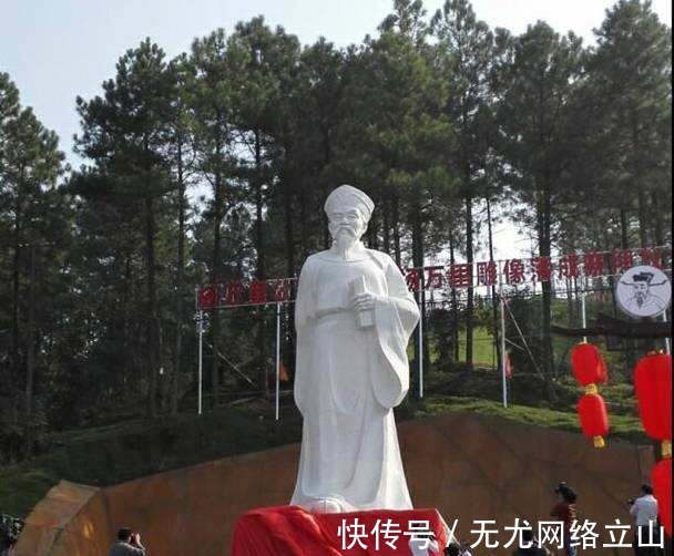 小池|“小荷才露尖尖角”经典诗句,却为何惹怒家长,要求从课本删除?