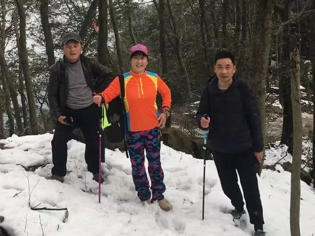 冰天雪地|气氛拉满！用纸剪、用雪堆，余杭小伙伴自己动手实现“冰墩墩”自由！