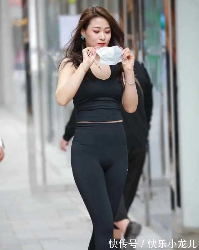 搭配 高腰紧身打底裤搭配紧身黑色短款上衣,运动休闲,焕发生机