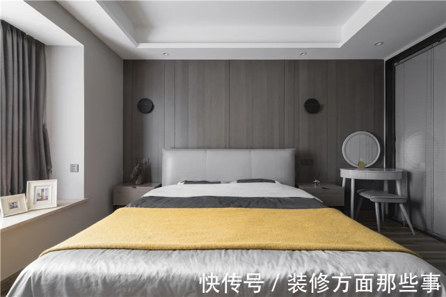 卧室|138平现代风三居室，卧室大版块的木饰面铺贴端庄大气又可收纳