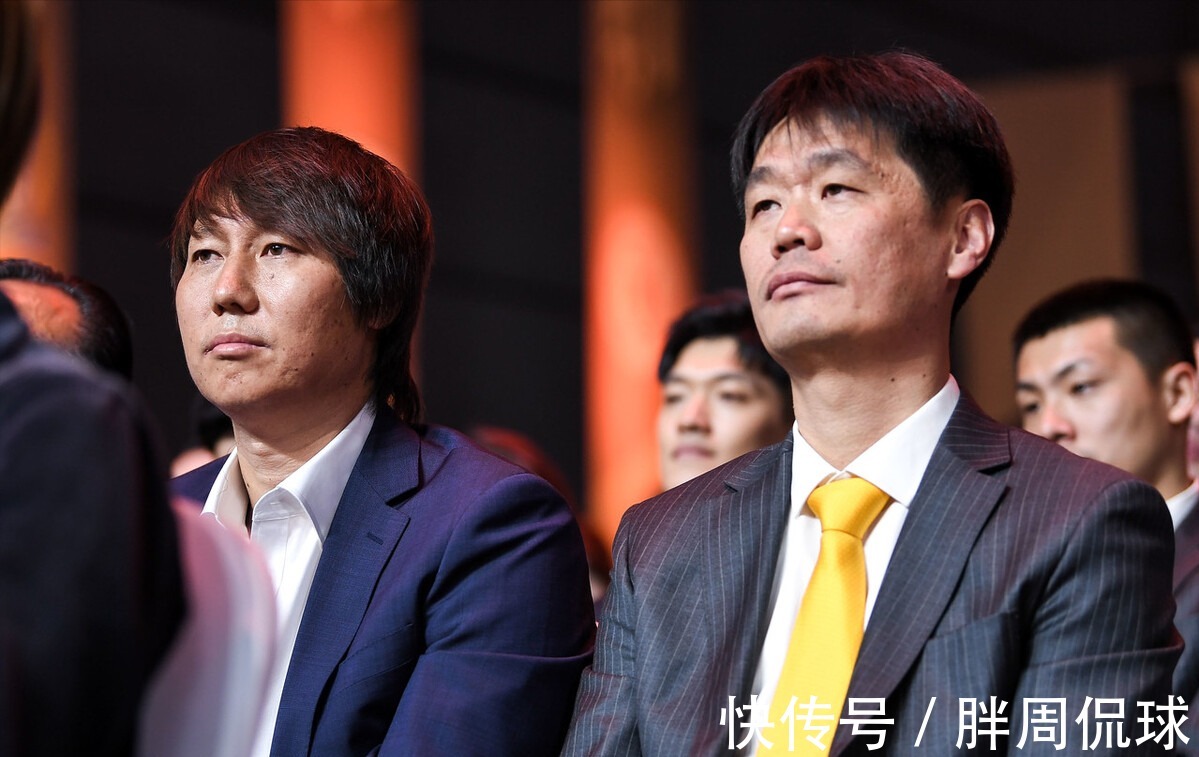 主帅|李霄鹏和李铁谁更适合国足主帅？朱广沪说了句实话，争议再起