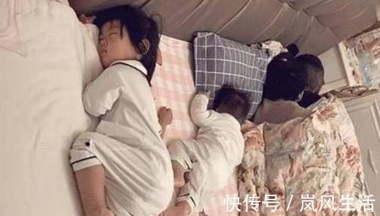 睡姿|90后小夫妻带娃睡觉,孩子睡姿意外走红,网友:孩子是意外收获的