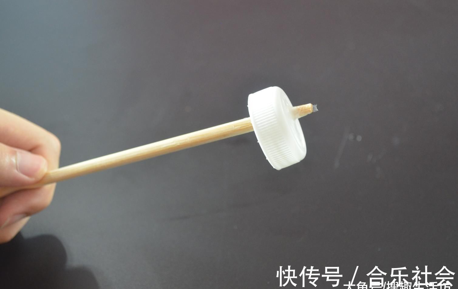 瓶盖上面戳一个洞, 没想到还有这个作用, 看完你会感谢我的