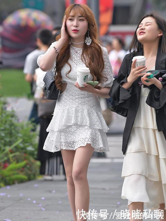 连衣裙|小姐姐穿白色镂空连衣裙,搭配银色高跟凉鞋,更显成熟气质