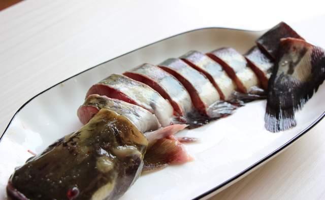  适量|比炖茄子还好吃的鲶鱼做法，香辣可口蒜香浓郁，能撑死两个老爷子