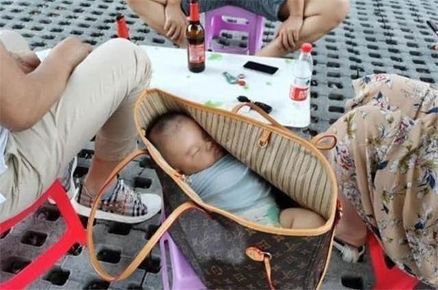 爸妈们|父母吃烧烤嫌孩子碍事,把娃装包里,宝宝说我不是赠品你信么