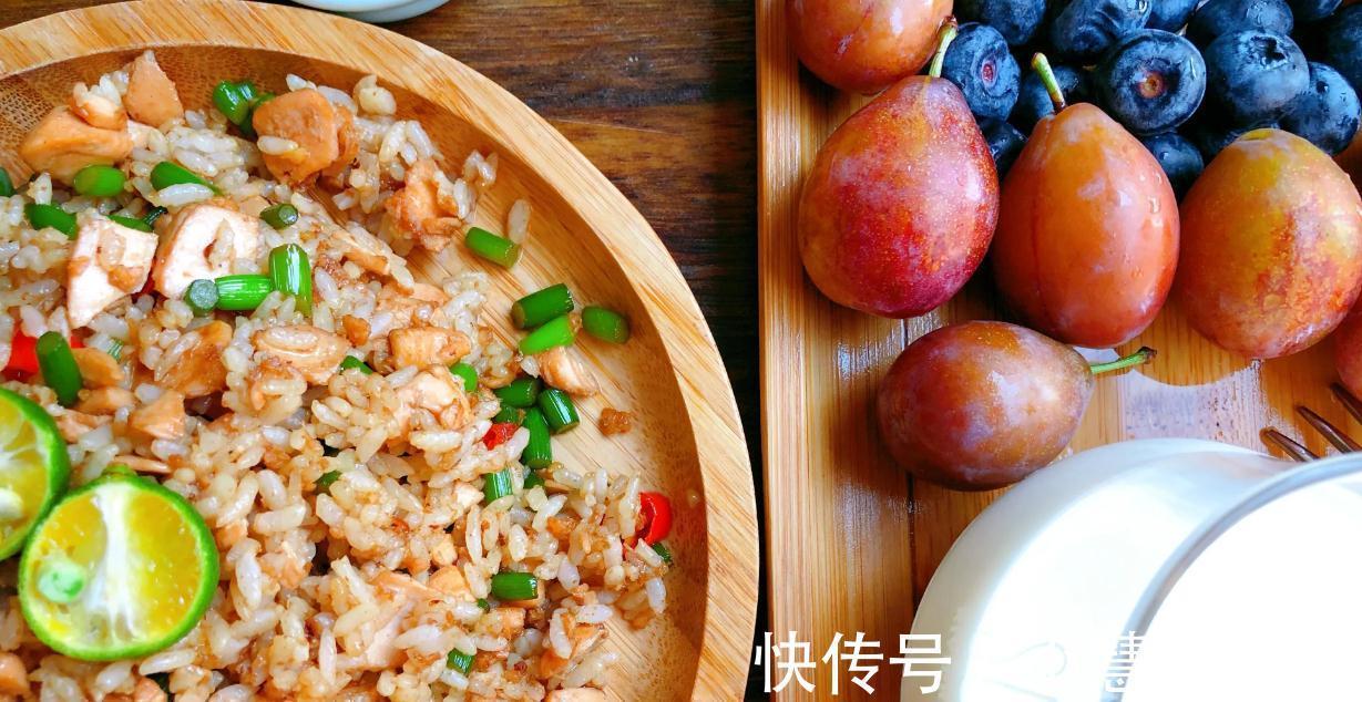 炒饭|好吃又美味的三文鱼炒饭,做这个炒饭,我特意买了几个鲜柠檬