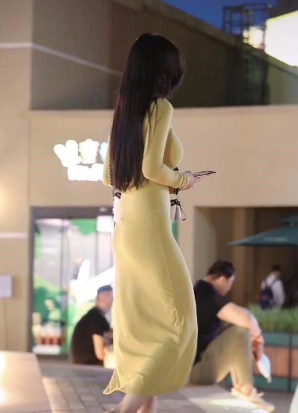 搭配 选择颜色比较简约的长裙,搭配高跟鞋显得优雅