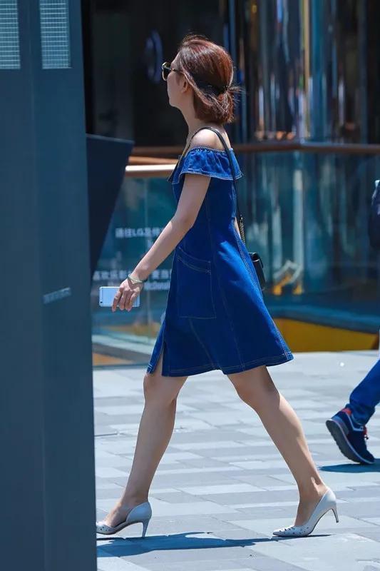 街拍:气质优雅的小姐姐,韵味十足,身材苗条有致