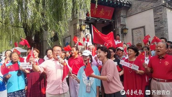 歌唱祖国|歌声中祝福祖国，齐鲁志愿者在百花洲畔“益”起唱响红歌