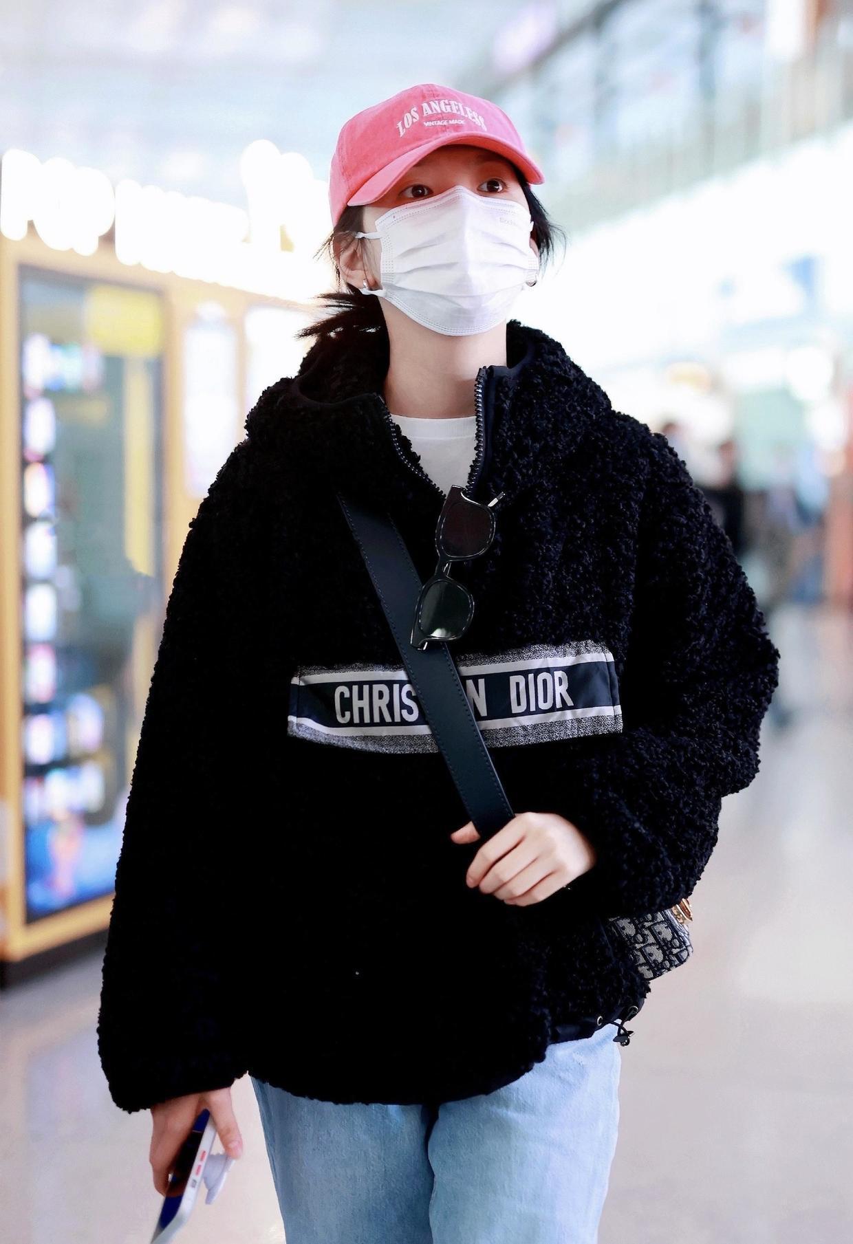 小蛮腰|章若楠的私服搭配好惊艳,穿黑色羊羔绒卫衣配牛仔裤,又飒又美