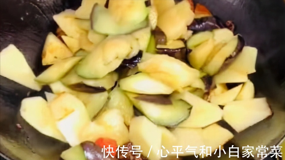 土豆炖茄子这样做，保证您一看就会，简单好学易上手，好吃下饭