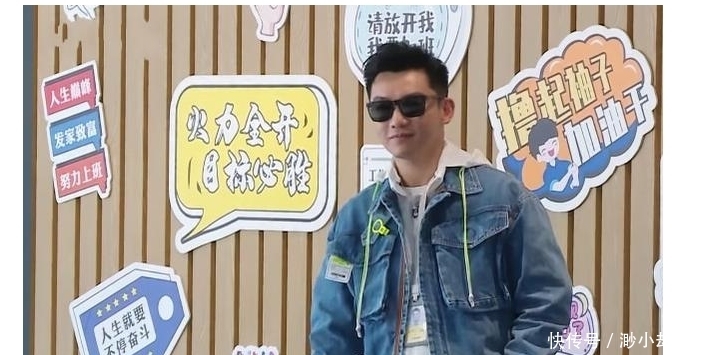 郑恺进入会议室,下意识走向baby身边,完全忽视导演安排的位置