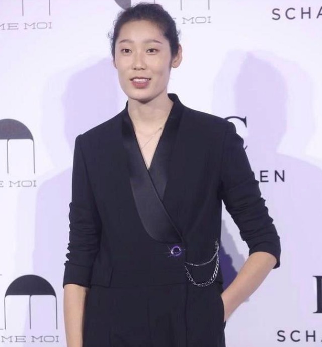 娜姐|网球一姐李娜现身时装周!和朱婷相聊甚欢,网友:娜姐整容了?