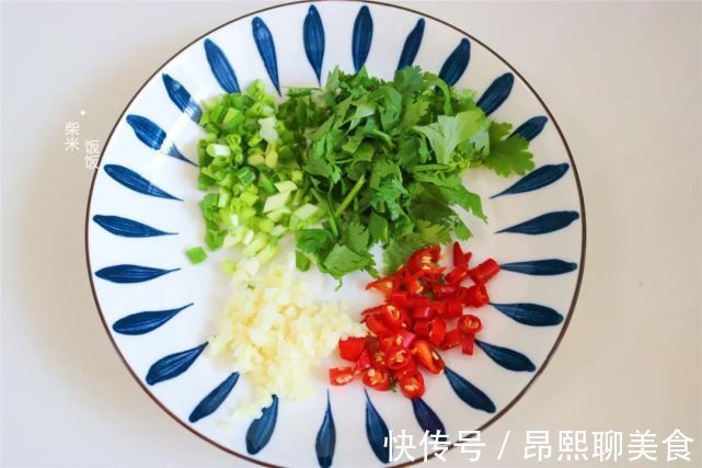 红椒|夏季天热没胃口，我就做上一碗它，开胃解腻，做法简单又好吃