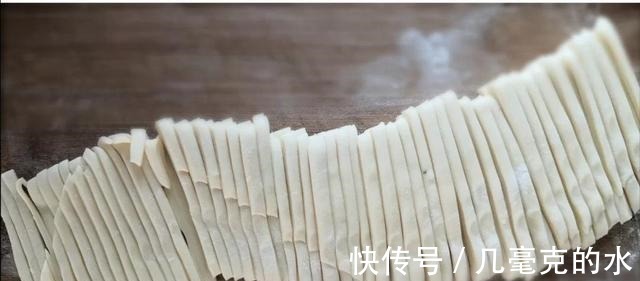 干面粉|面粉别再只做包子馒头了，加2个鸡蛋，Q弹爽滑，超级简单又好吃！