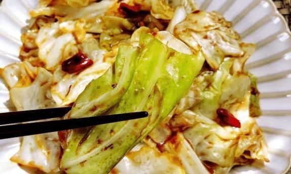 水煮包菜|炒包菜时，先焯水还是直接炒？有人总做错，难怪包菜吃着不香不脆