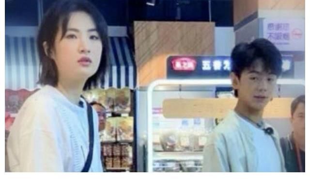 采購|丁真與周也采購后，又被拍到與姚安娜逛超市，兩人體型差以為看錯