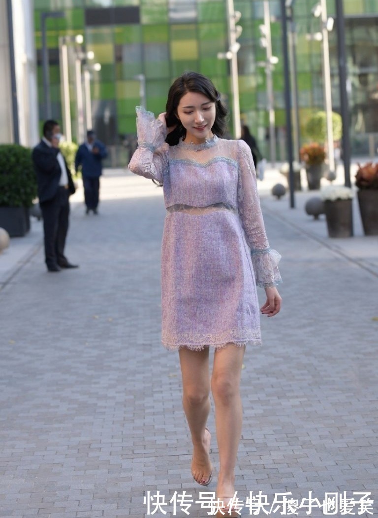 花纹|时髦姑娘这样穿,紫色连衣裙搭配蕾丝花纹,精致洋气