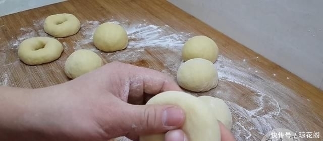 面团|面粉别炸油条了,教你这样做,比烤的简单,比面包香,孩子都爱吃