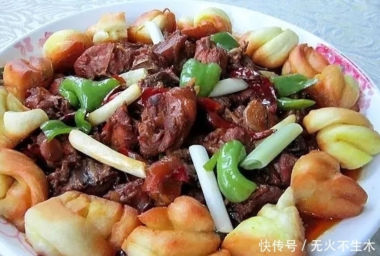 土鸡焖花卷|饭菜一锅出懒人必备,教你制作特色美食土鸡闷花卷,花卷比肉还香