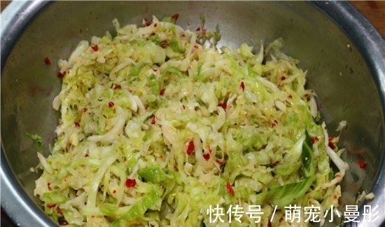 奶奶年年做腌包菜,60年配方秘诀告诉你,酸脆爽口,4小时就能吃