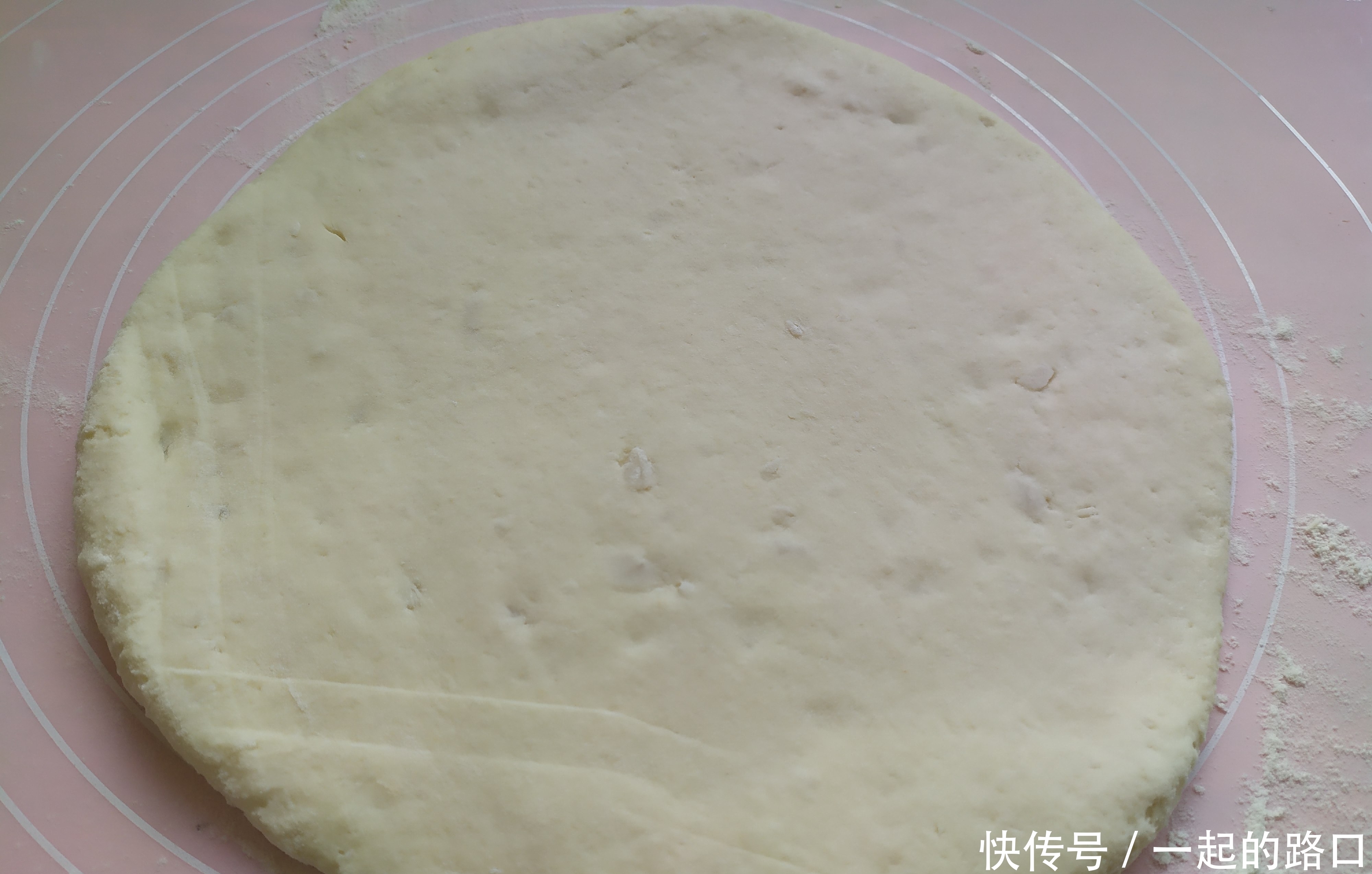 面粉别再蒸馒头了,试试这个做法,孩子一口一个特别喜欢,太香啦