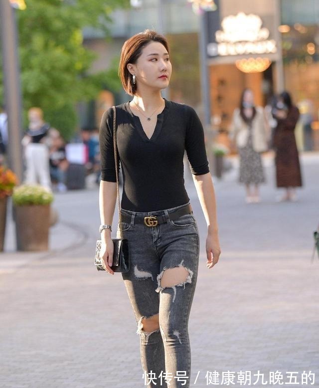 搭配 牛仔打底裤搭配时尚黑色上衣，变高显高一个度，最有女人味的穿搭！
