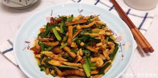 今天做道下饭菜韭菜炒豆干，鲜香美味，Q弹有嚼劲，超级下饭