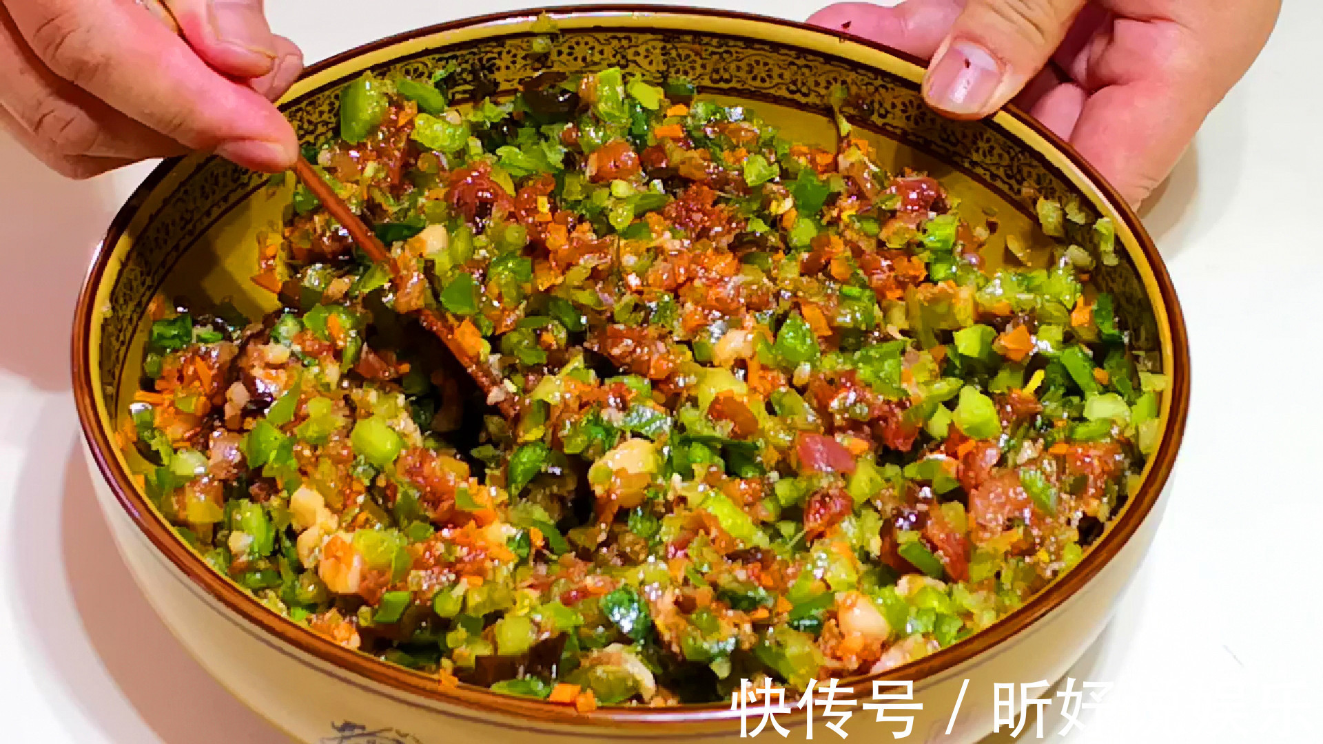 拌饺子馅时别只会加花椒水,学会这拌馅诀窍,饺子又鲜又香不油腻