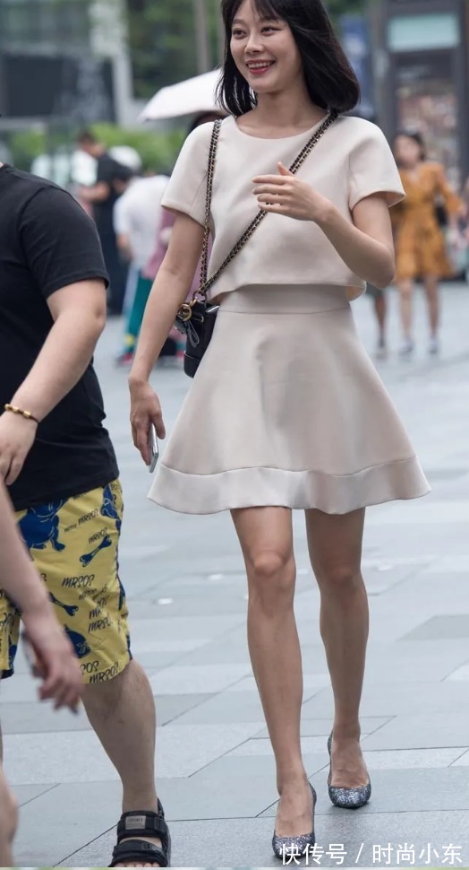 高跟|丝袜高跟连衣裙美女,身材苗条短发清爽