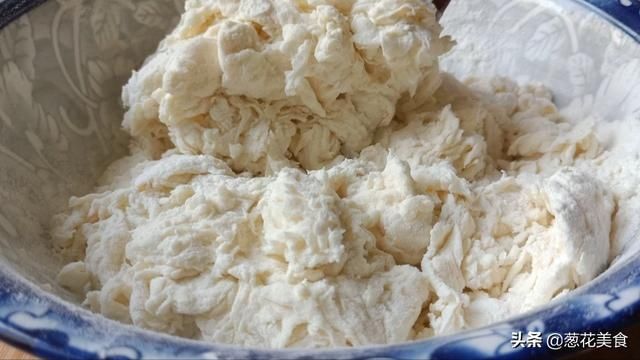 超简单的花卷做法,只需要一根筷子,一卷一压就好了,漂亮又好吃