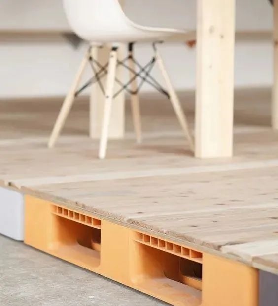 功能区|邻居家不铺瓷砖，直接用塑料托盘铺木地板，24小时就能铺完全屋