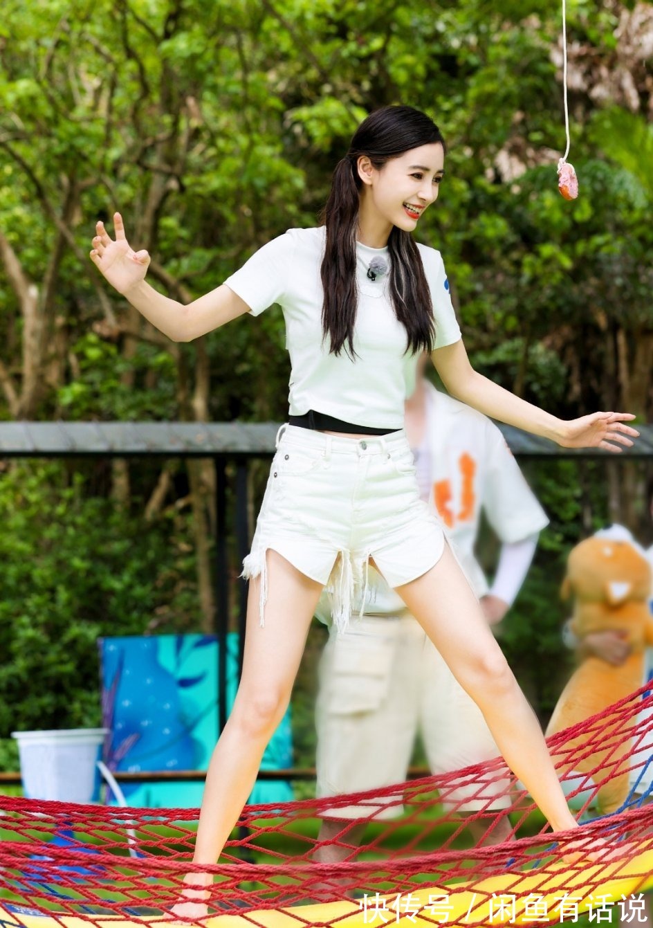 孩子|baby扎双马尾哪像孩子妈,两件T恤叠着穿赶时髦,配热裤细腿抢镜