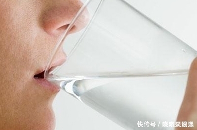 血液|怕起夜晚上不敢多喝水，有冠心病和高血压的人这样做会有啥后果？