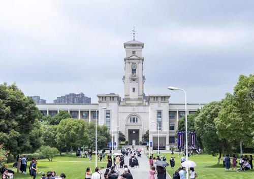 这所重点大学，往年录取分达600＋，如今降了200，却还不被青睐