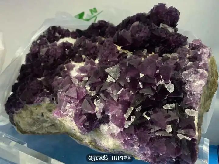 新闻记者|惊艳！一地发现500万吨“夜明珠”，粉、绿、紫、黄各色都有