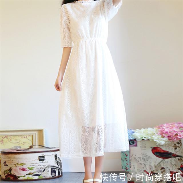 学院风 最新款的小白连衣裙,看上去特别清纯,再搭配一双小白鞋就完美了
