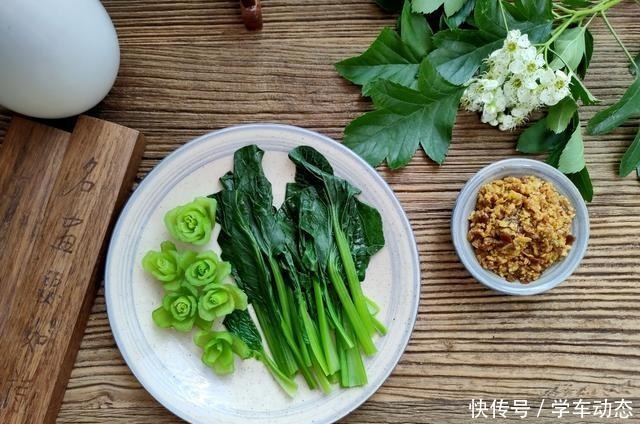 西红柿鸡蛋面,也可以做成花朵的模样,学会了送给她